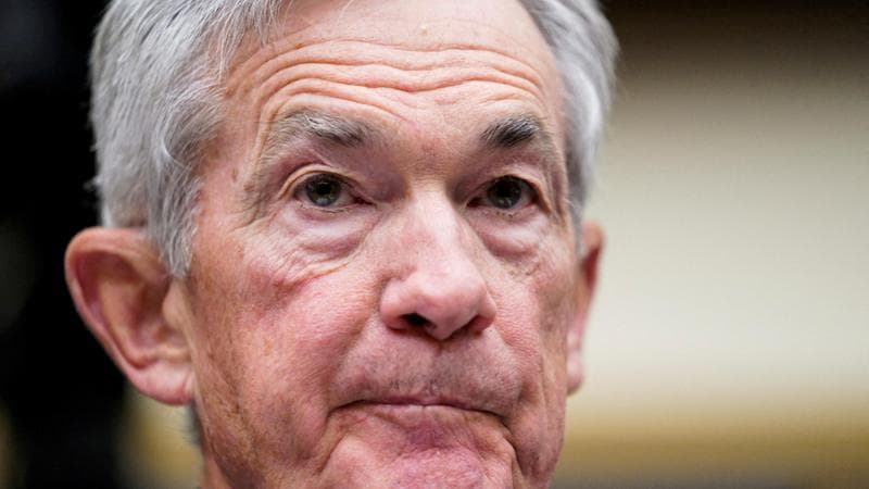 La Fed lascia i tassi invariati. Effetto dazi, maxi taglio alle stime di crescita del Pil Usa