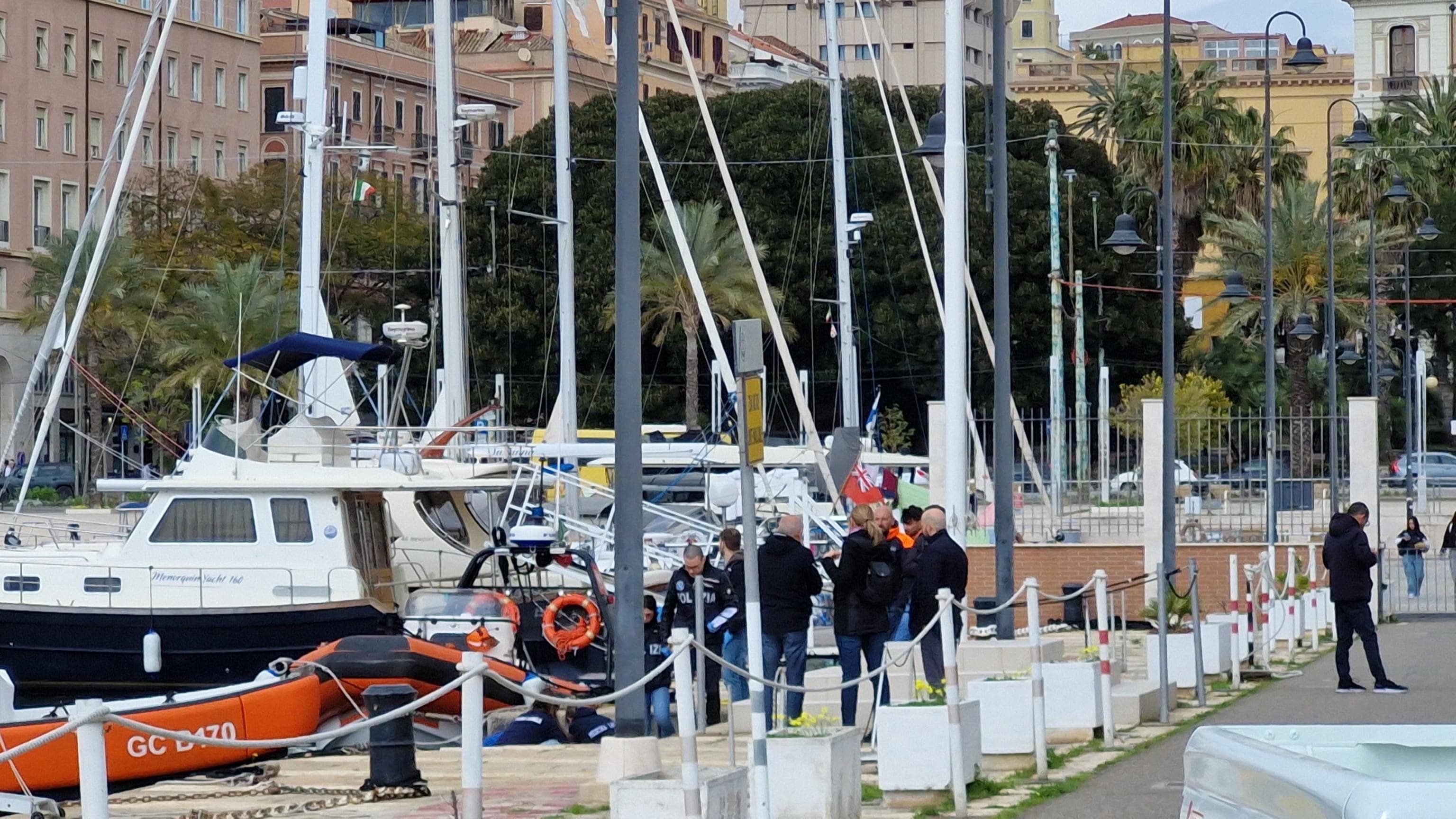 Kadın Cagliari'de denizde ölü bulundu. Yanında bir çanta, belki bir adam