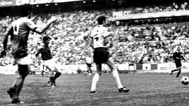 Rivera segna la rete del 4-3 in Messico sotto lo sguardo di Beckenbauer