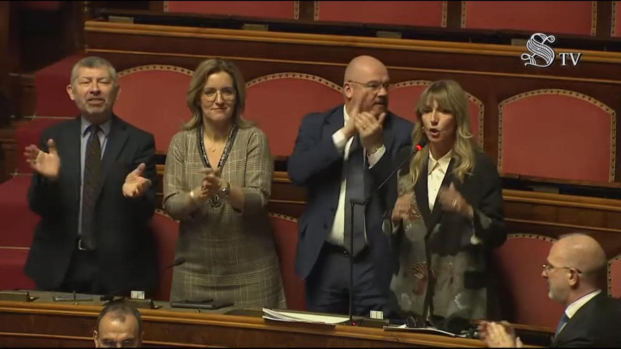 Nuovo scontro al Senato sul Manifesto di Ventotene, Paita: "Meloni vergogna". Urla da destra