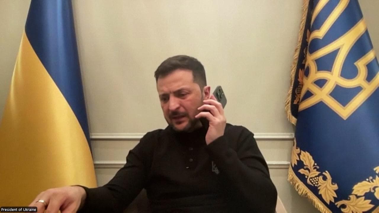 Telefona Macron, ma Zelensky è con i giornalisti: "Scusa Emmanuel, posso richiamarti?"