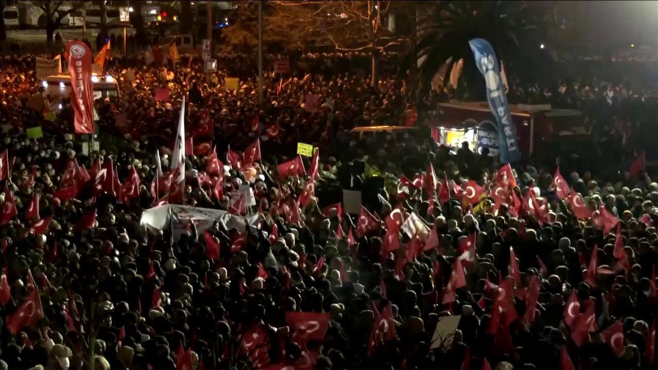Istanbul, le proteste contro l'arresto del sindaco Imamoglu continuano anche nella notte