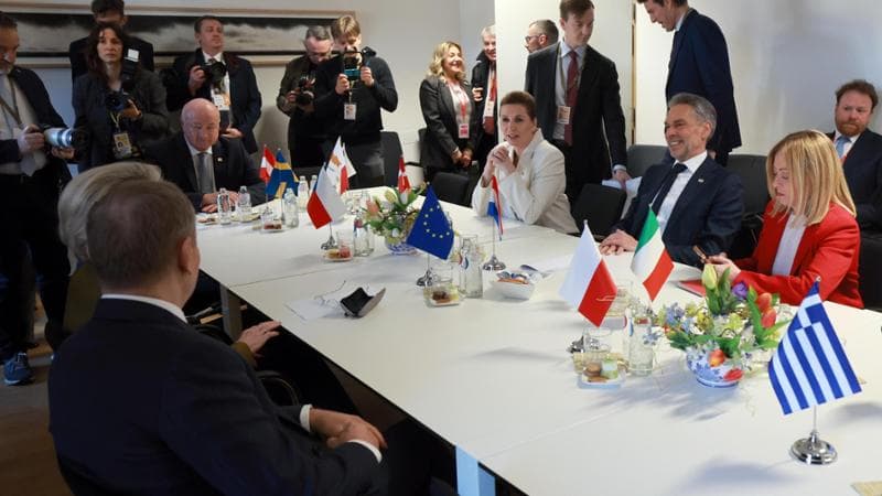 Meloni gela Ursula von der Leyen: “No al debito per le armi”, e si smarca anche sui dazi