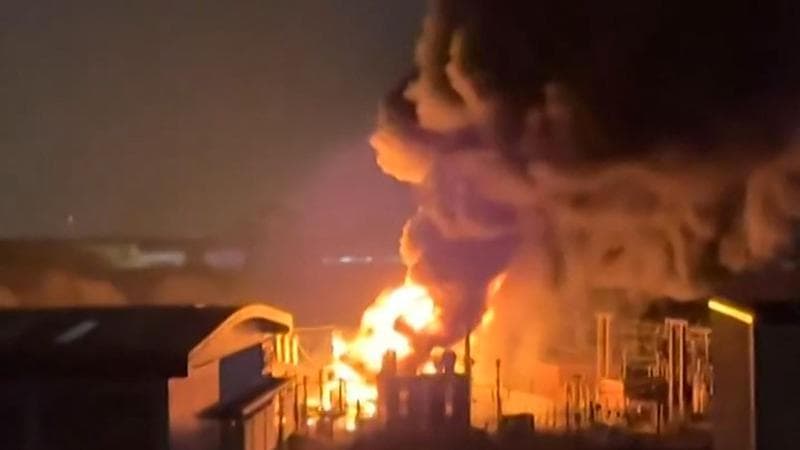 Londra, un incendio blocca l'aeroporto di Heathrow: ripartono i primi voli. "Rogo non sospetto"