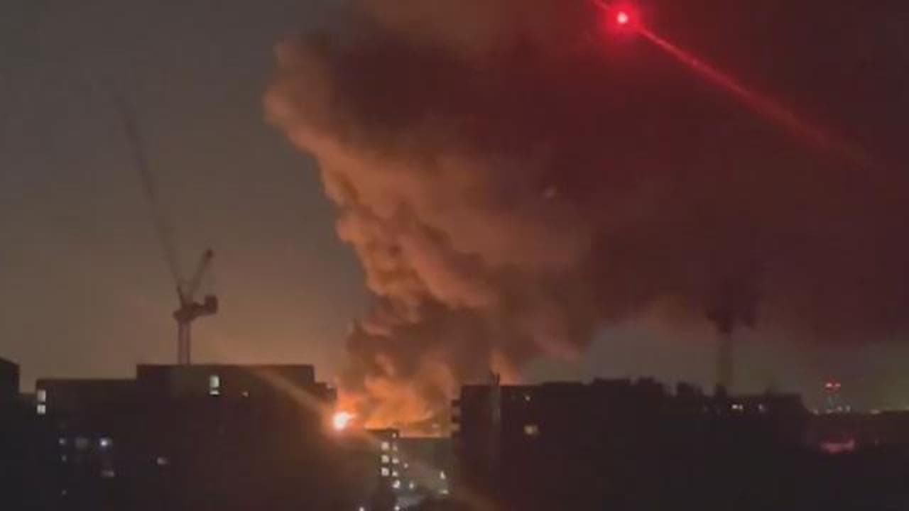 Incendio in una vicina centrale elettrica, l'aeroporto di Heathrow chiude per un giorno
