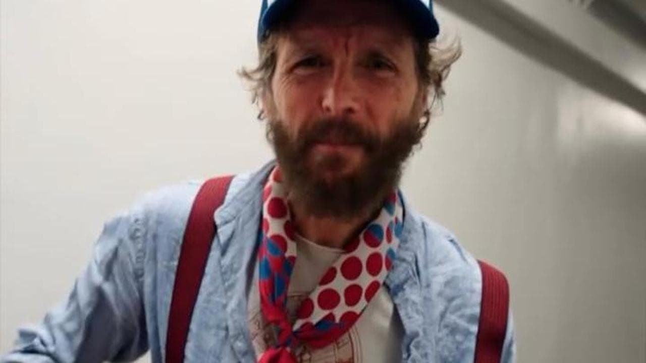 Jovanotti riceve una chitarra elettrica dai detenuti del carcere di Treviso: "È un dono speciale"