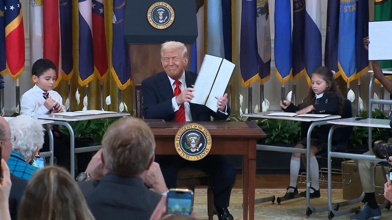 Circondato da bambini, Trump firma l'ordine esecutivo per chiudere il Dipartimento dell'Istruzione