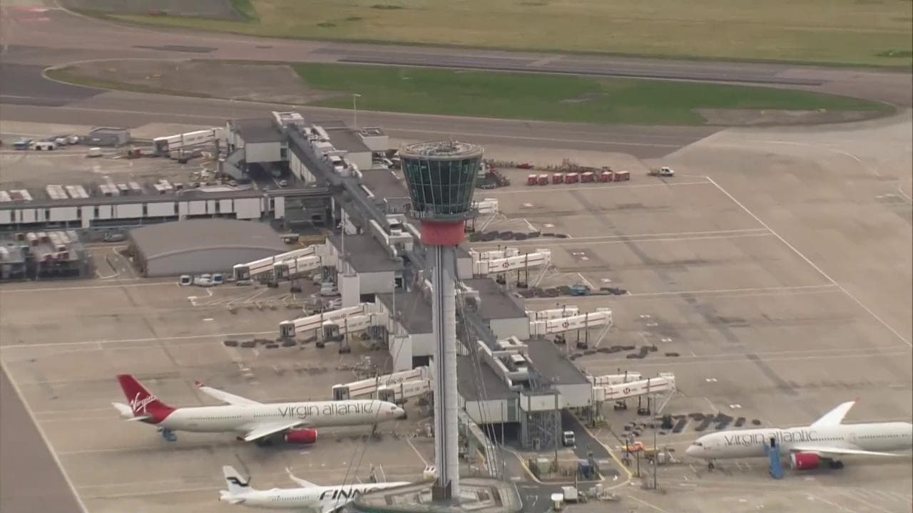 Londra, il drone sorvola l'aeroporto di Heathrow: lo scalo fermo e completamente deserto