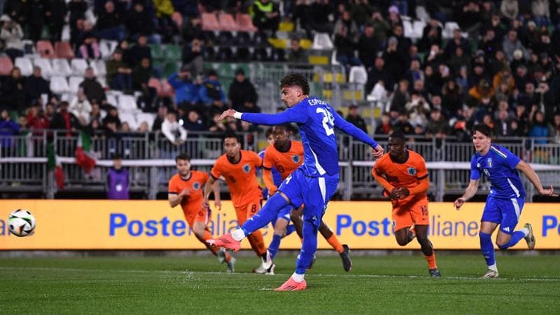 Esposito segna il rigore dell'illusorio pareggio azzurro