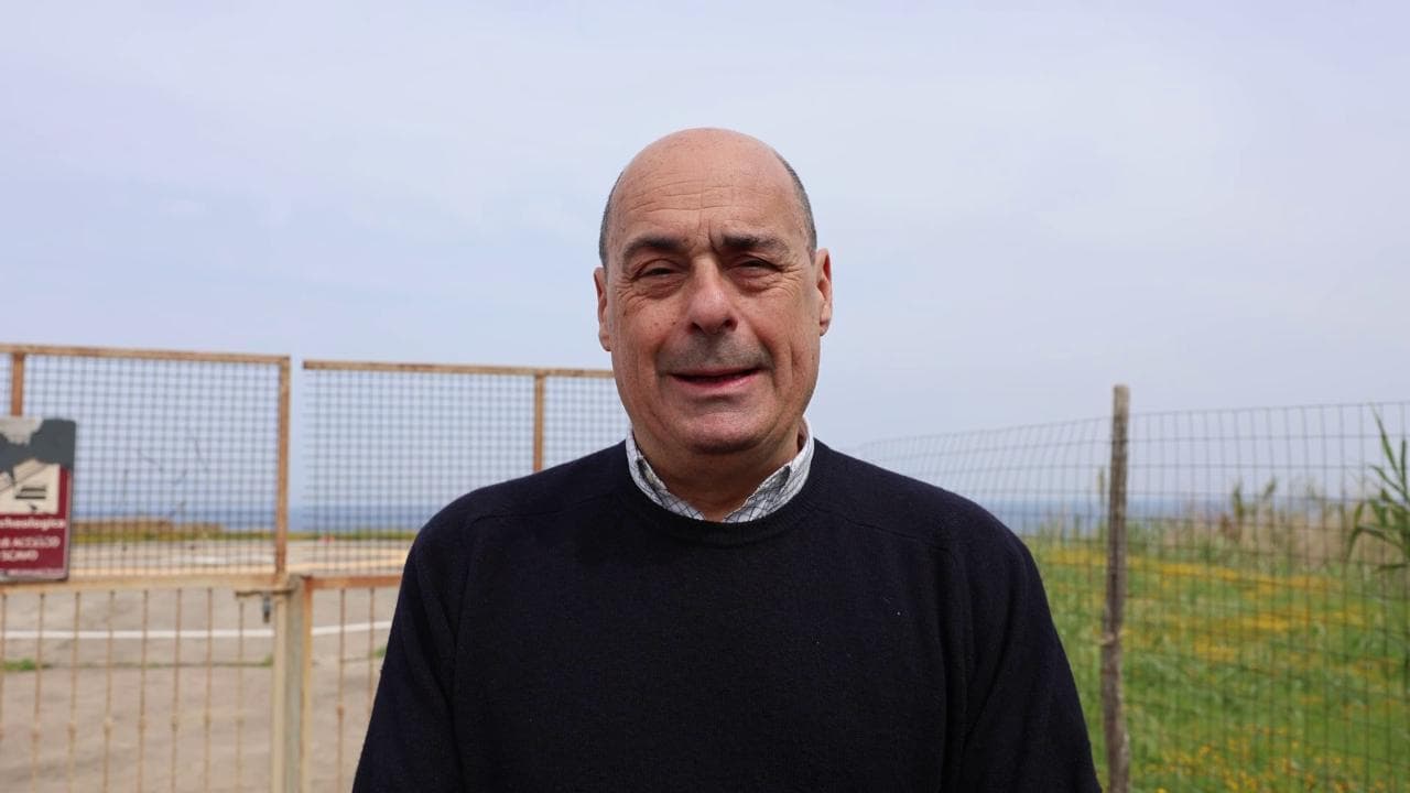 Centrosinistra a Ventotene, fiori sulla tomba di Spinelli