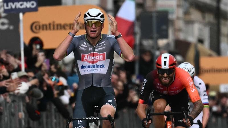 Mathieu Van Der Poel sul traguardo di Sanremo, alla sua sinistra Filippo Ganna