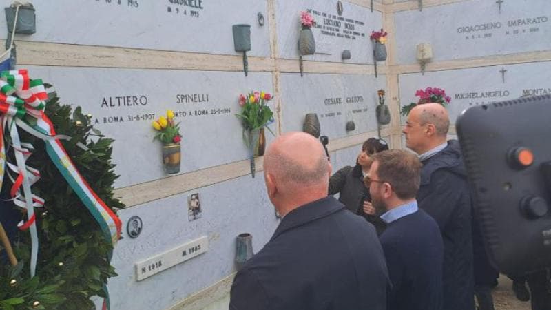 La delegazione del centrosinistra sull'isola di Ventotene
