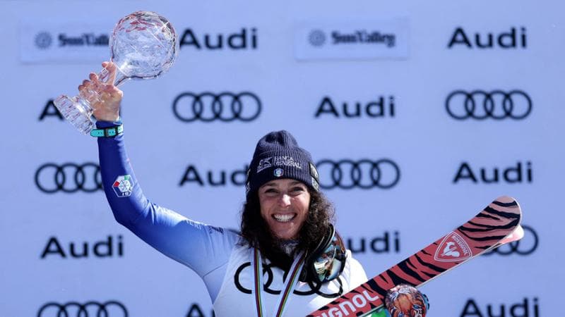 Federica Brignone con la coppa di discesa libera