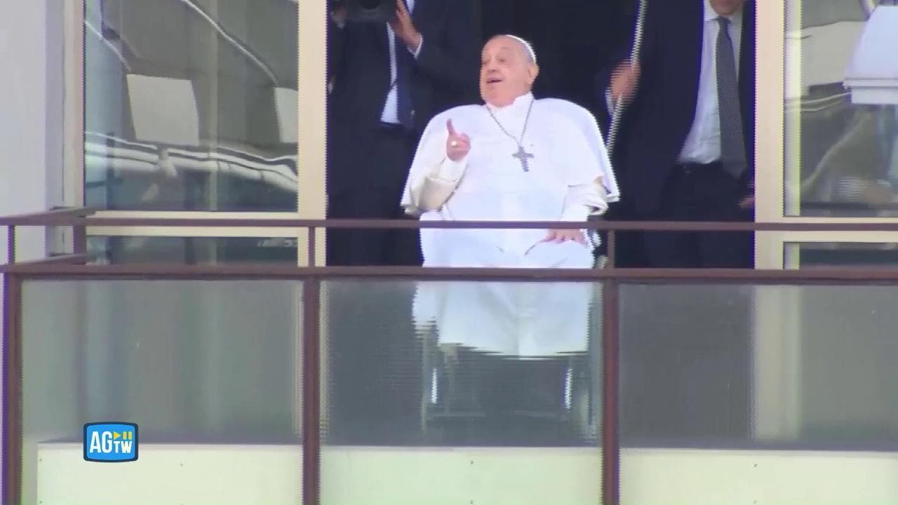Saluto e pollice alzato: il Papa si affaccia al balcone del Gemelli