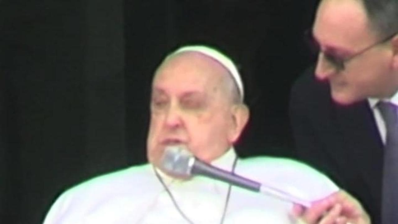 Saluto e pollice alzato: il Papa si affaccia al balcone del Gemelli