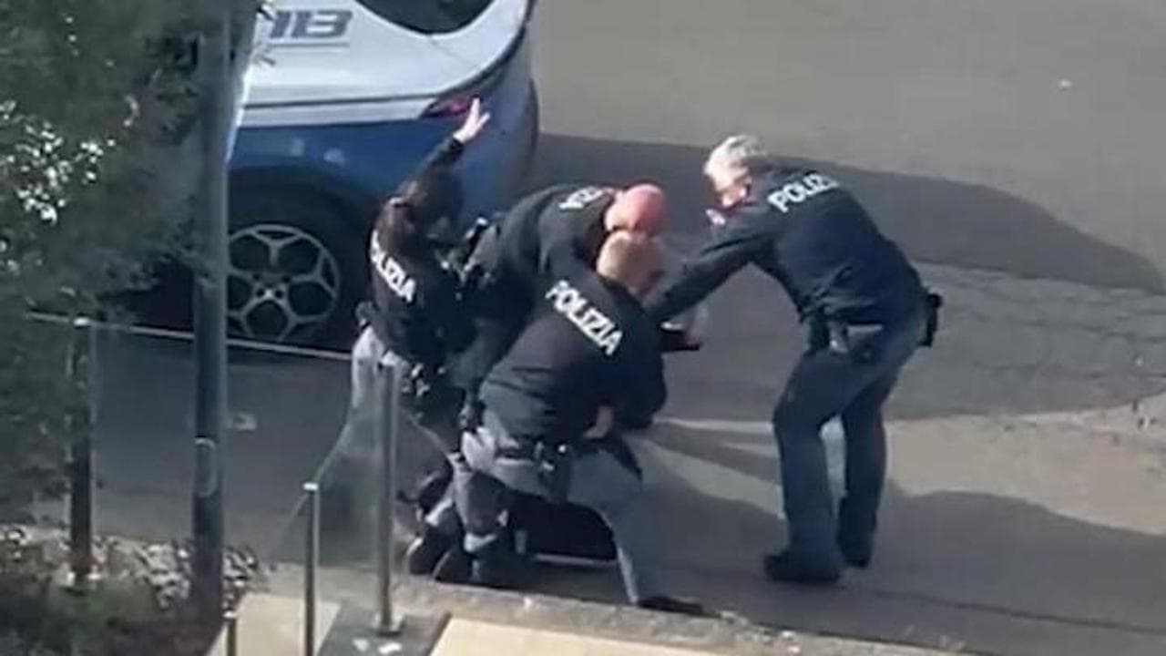 Cosenza, giornalista brutalmente strattonato a terra e ammanettato