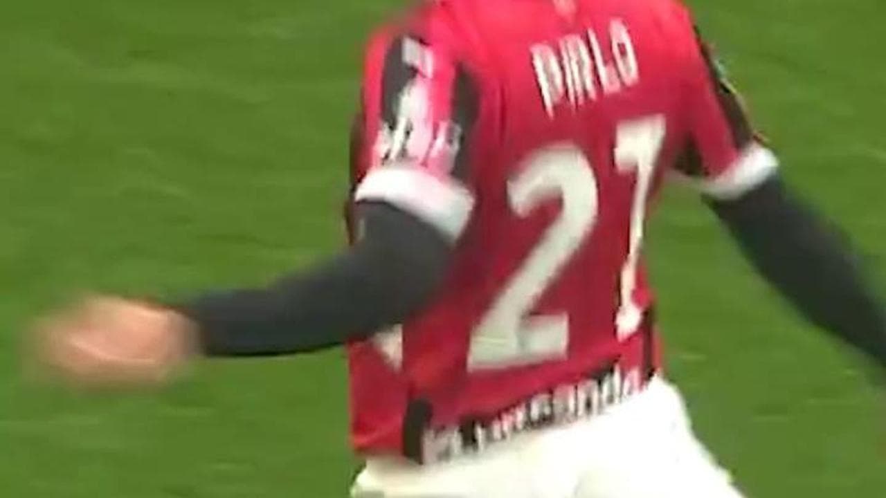 La splendida punizione all'incrocio di Pirlo nella partita tra vecchie glorie