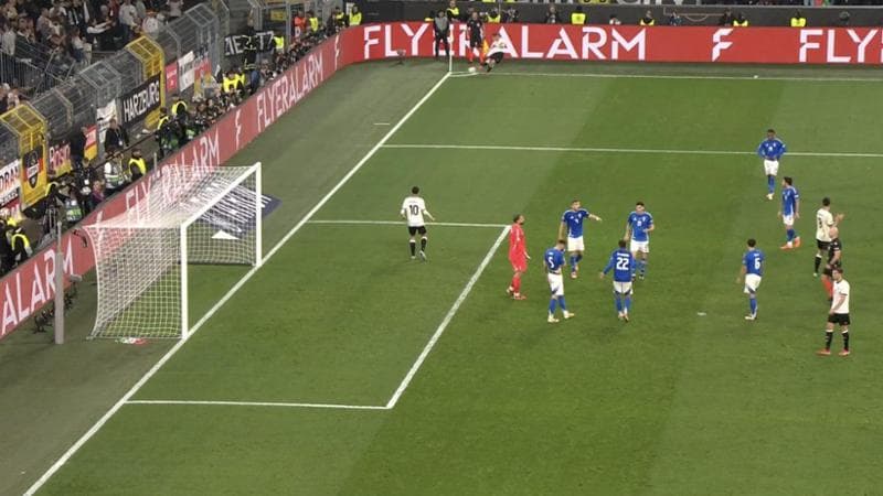 Donnarumma discute con arbitro e compagni, Musiala è solo e sta per segnare indsiturbato