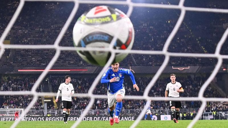 La rabbia di Raspadori dopo il gol del 3-3