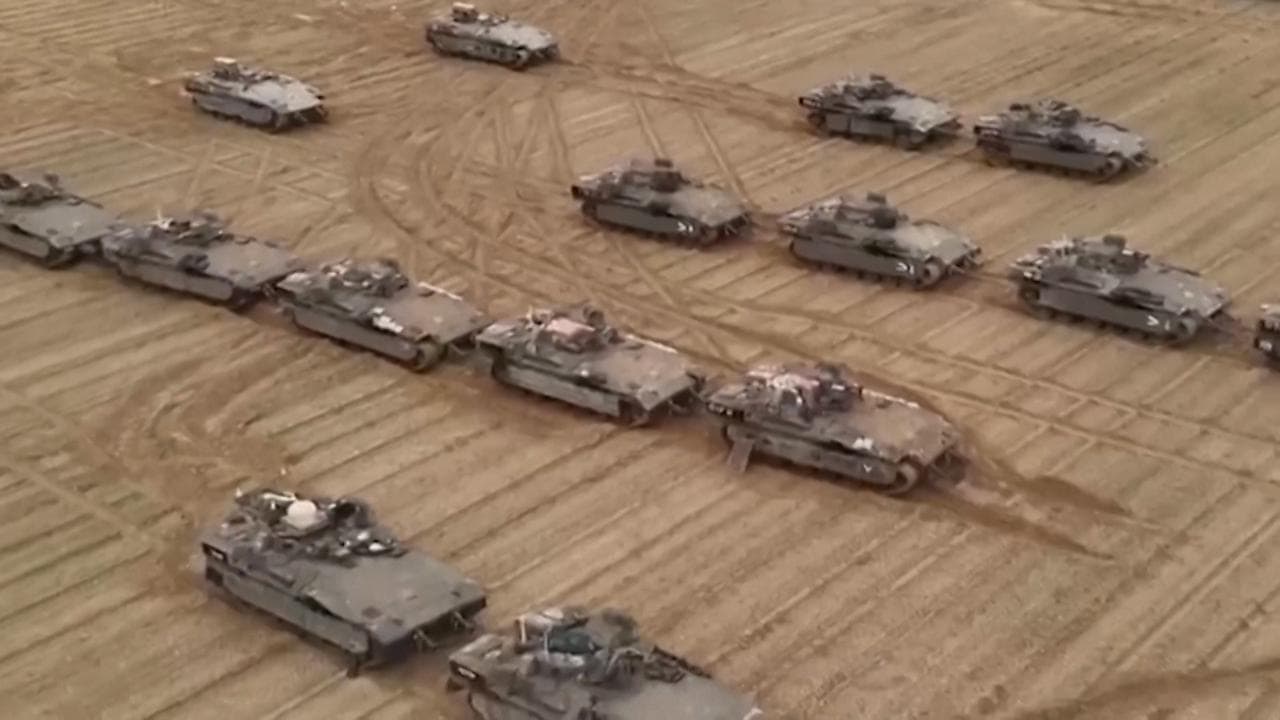 L'Idf mostra i carri armati usati in Libano: "Li stiamo preparando per Gaza"