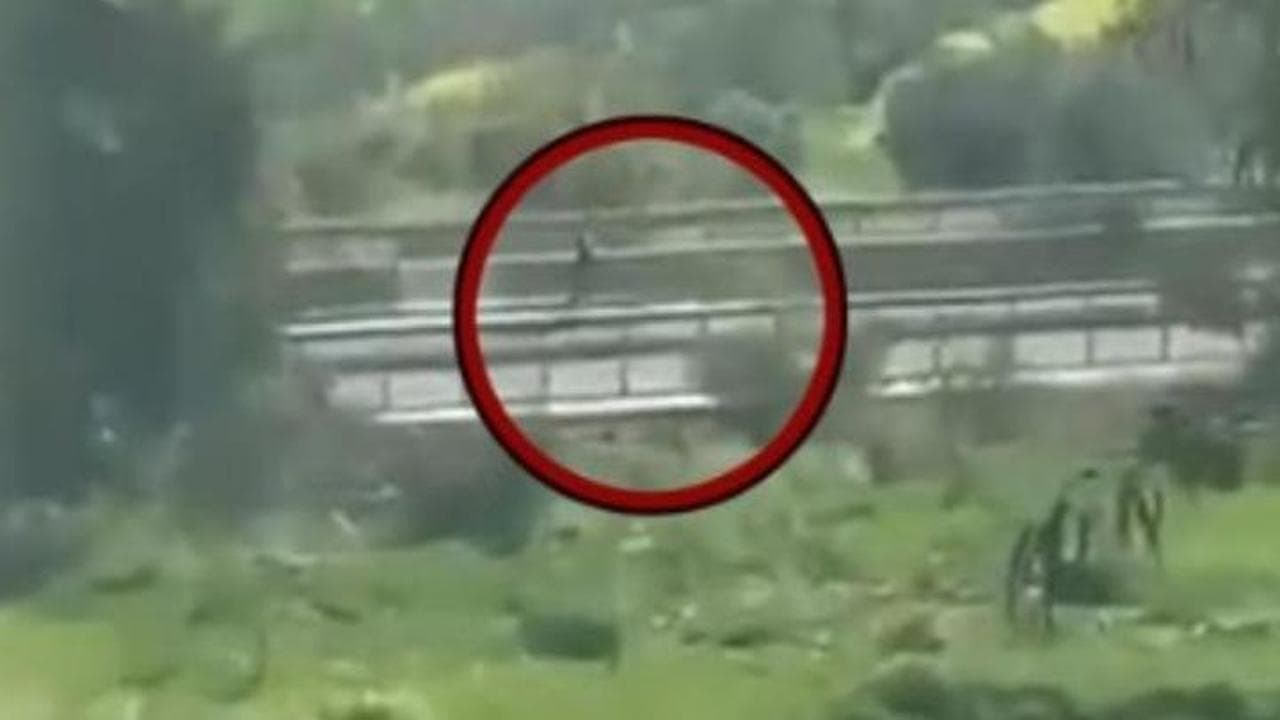 Israele, armato di fucile scende dall'auto e apre il fuoco sulla statale: il video dell'aggressione