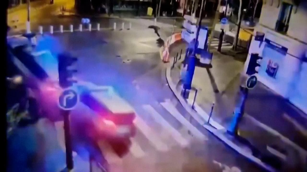 Parigi, inseguimento con maxi-incidente finale: auto della polizia si schiantano su quella in fuga