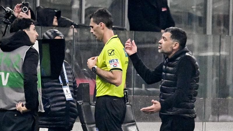 Arbitro al monitor durante Milan-Como