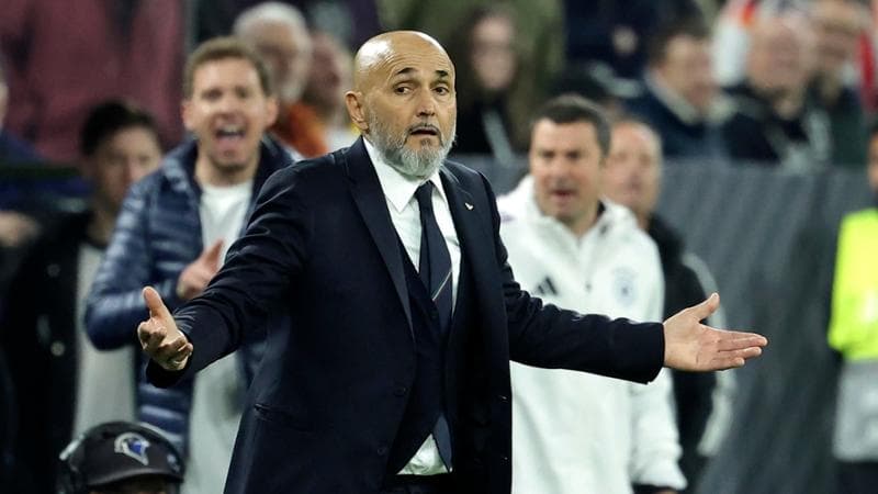 Il falso Spalletti inganna i giocatori esclusi dalla Nazionale. Il vero ct: “Chiamo i carabinieri”