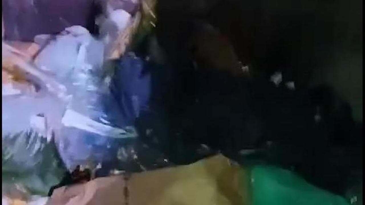 Pescara, dorme in un cassonetto e rischia di finire schiacciato dal compattatore: salvato all’ultimo