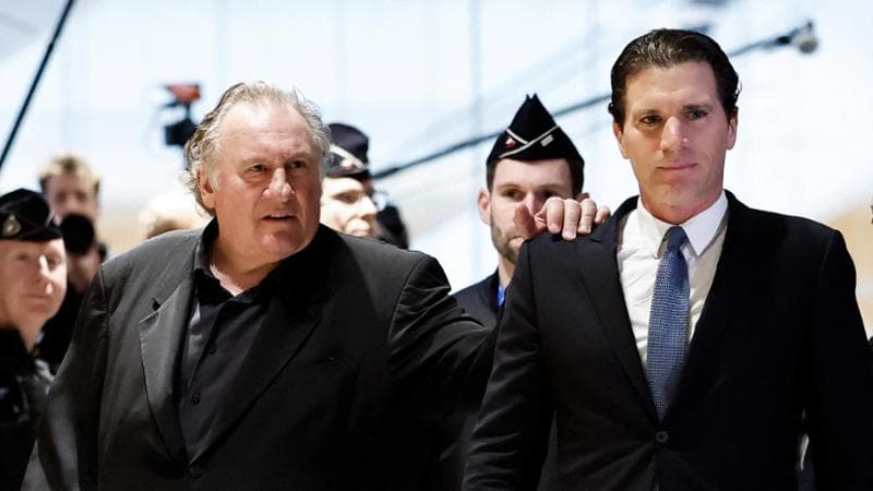 Gérard Depardieu, al via a Parigi il processo sulle accuse di stupro: l’attore presente in aula