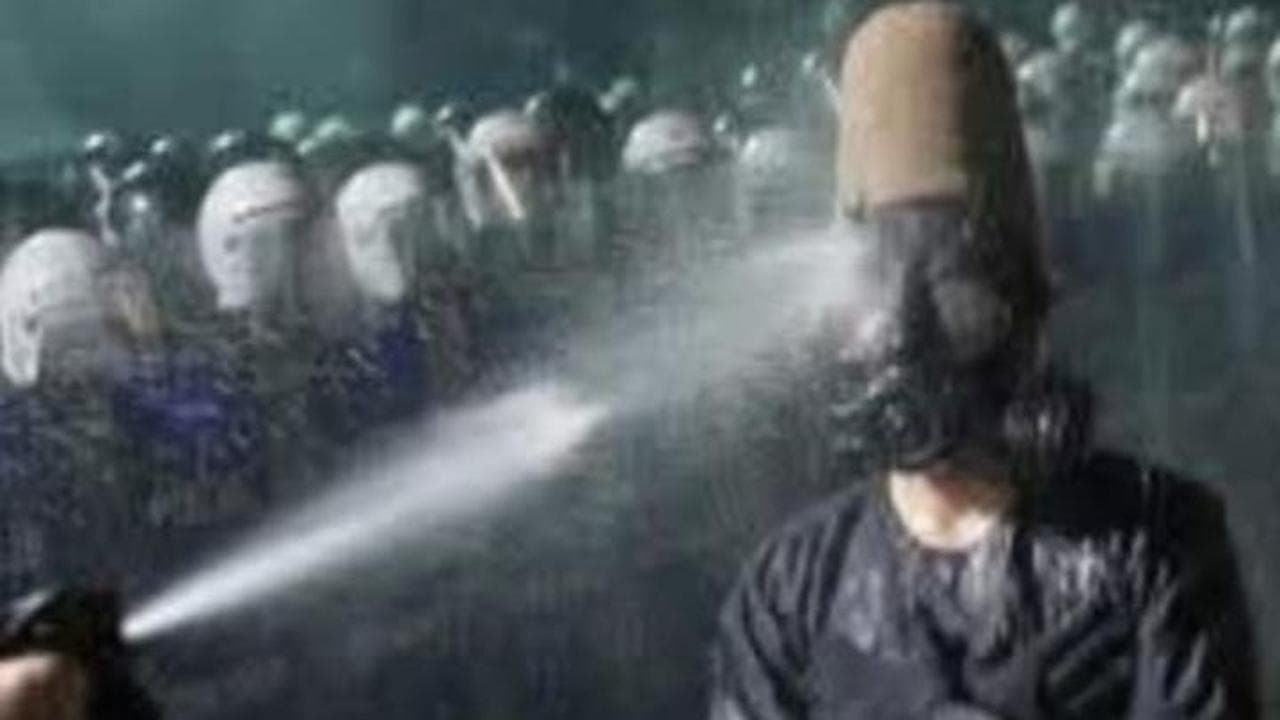 Istanbul, manifestante derviscio sfida la polizia: gli agenti lo colpiscono con spray al peperoncino