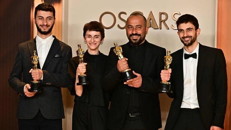 Ballal (il terzo da sinistra) premiato agli Oscar per il documentario "No Other Land"