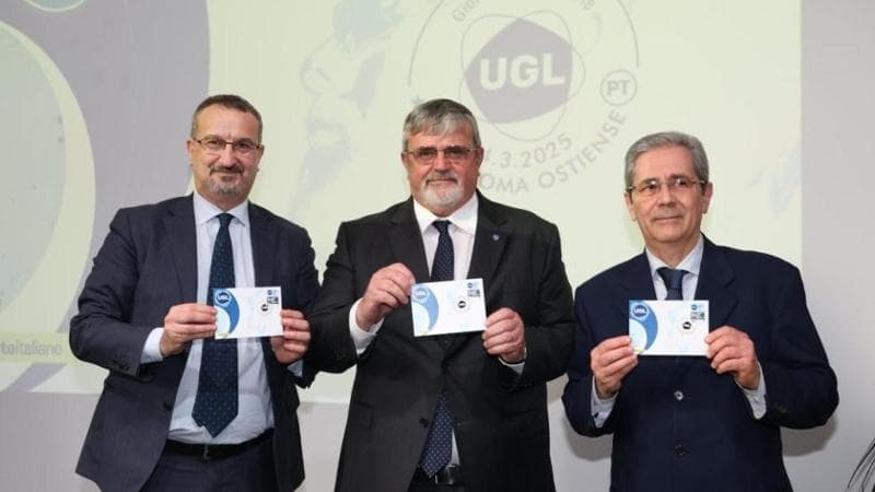 Il segretario dell'Ugl Paolo Capone (al centro) mostra il francobollo commemorativo dei 75 anni del sindacato