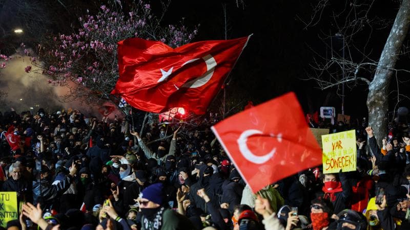 Turchia, il pugno duro di Erdogan non placa le proteste di piazza
