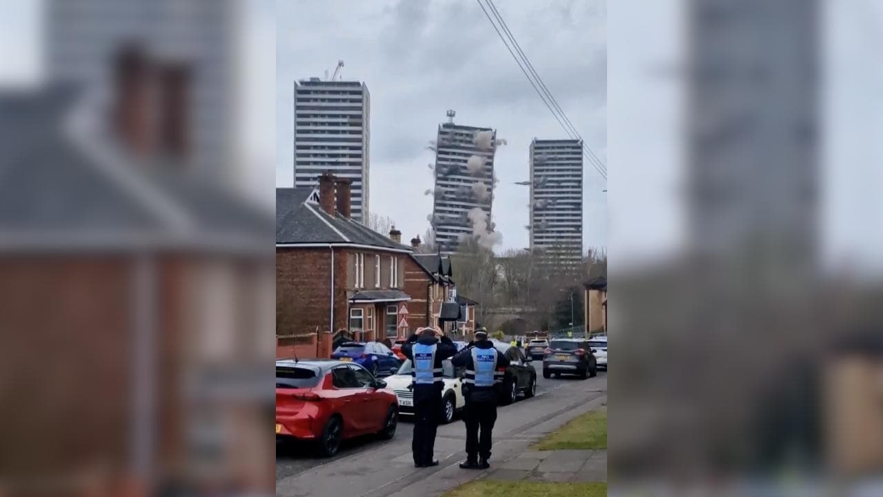Glasgow, demolite le tre torri di Wyndford Road: le immagini dell'esplosione controllata