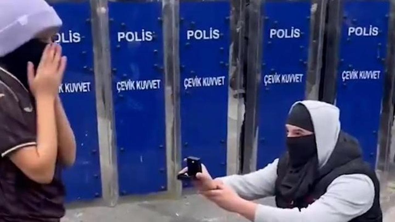 Proteste a Istanbul, la proposta di matrimonio davanti alla polizia schierata