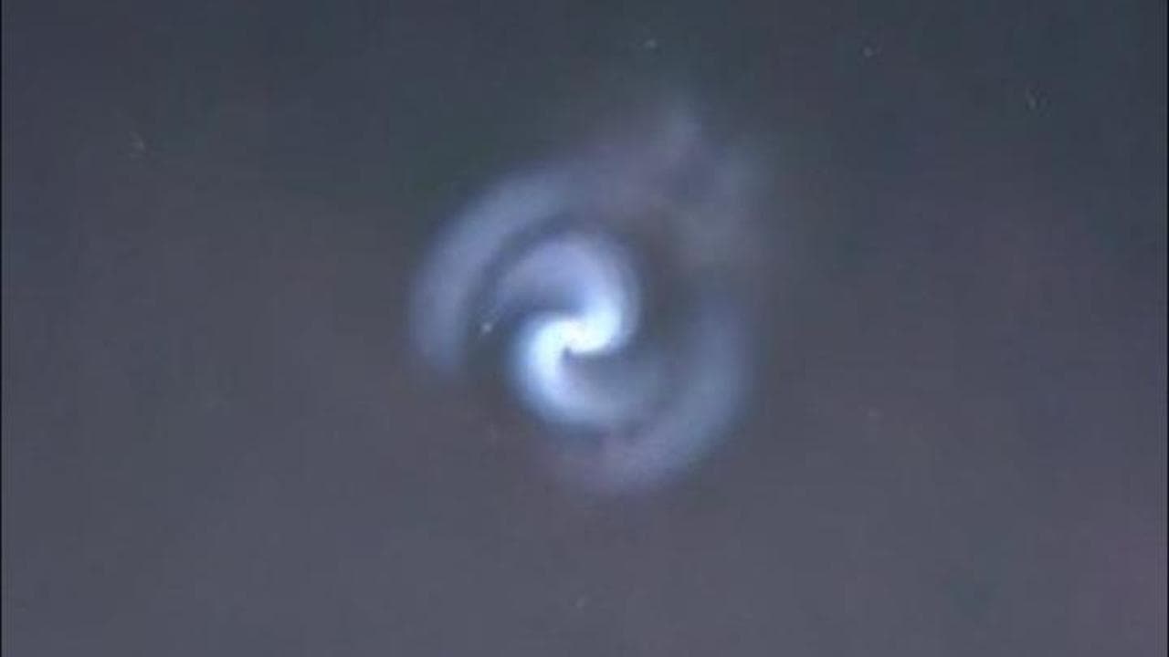 Avvistamenti in Italia di una spirale luminosa in cielo: risolto il mistero
