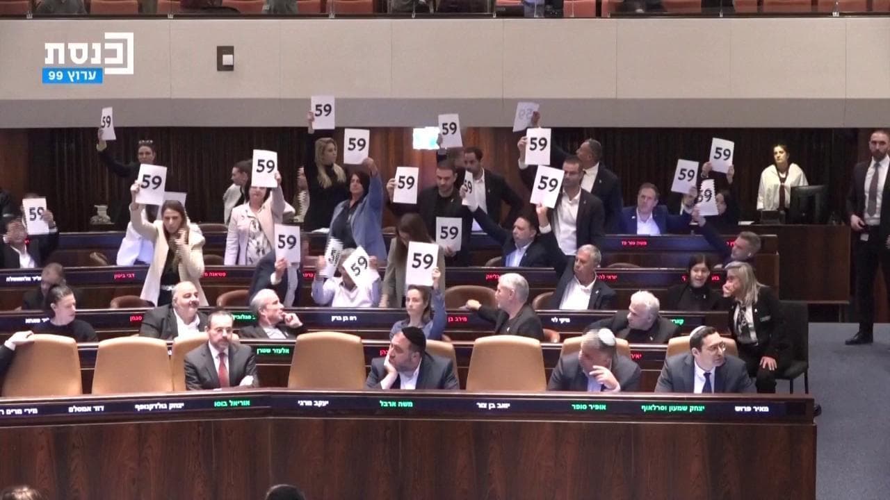Israele,  l'opposizione mostra cartelli con "59": è il numero degli ostaggi ancora in mano ad Hamas