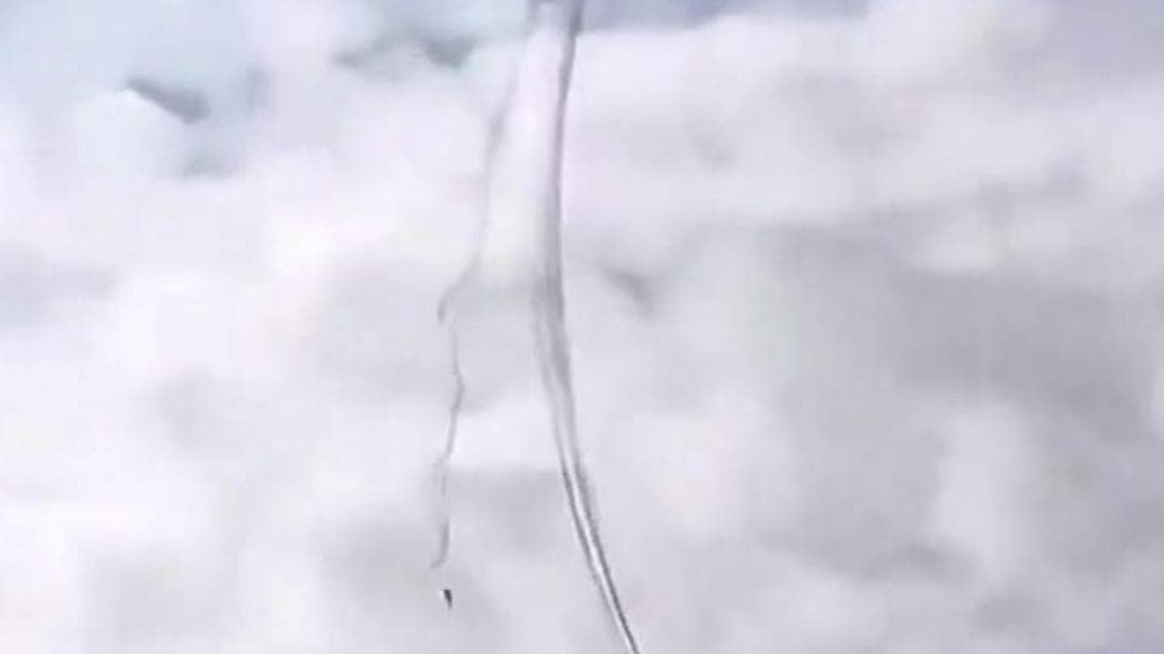Scontro tra aerei della pattuglia acrobatica francese. Salvi i due piloti e un passeggero