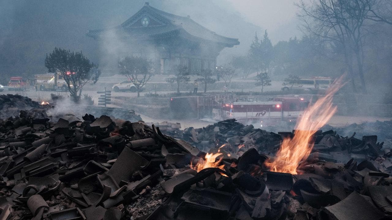 Corea del Sud in fiamme: templi distrutti, case bruciate ed elicotteri caduti nella lotta agli incendi