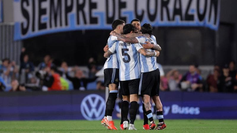 I giocatori dell'Argentina festeggiano la vittoria contro il Brasile
