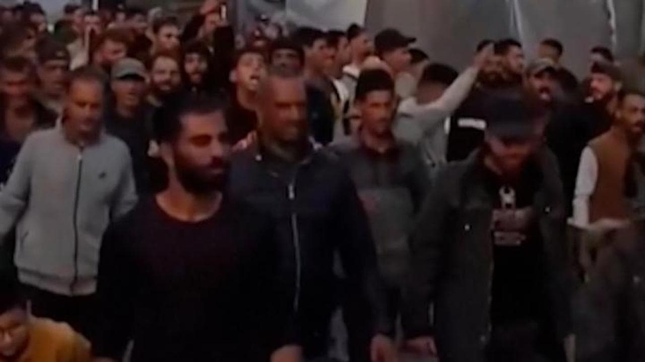 Gaza, la protesta dei palestinesi contro Hamas: corteo al grido "Via da qui terroristi!"