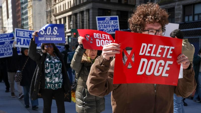 “Una società cinese recluta i lavoratori federali Usa licenziati da Trump”. Allarme dati sensibili