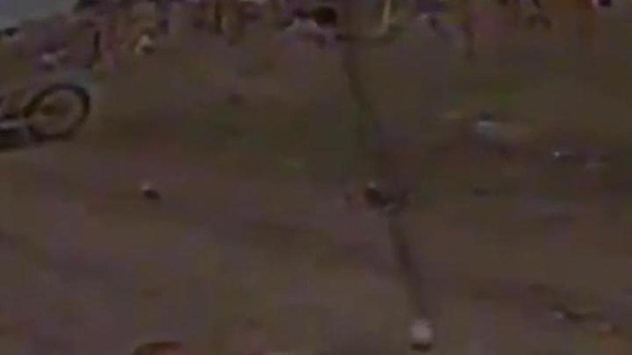 Lo sguardo di sfida del russo al drone assassino