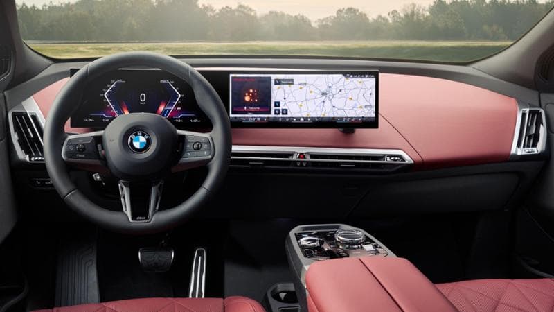 L’IA di Alibaba sale a bordo dei nuovi modelli Bmw: “Una rivoluzione per la mobilità”