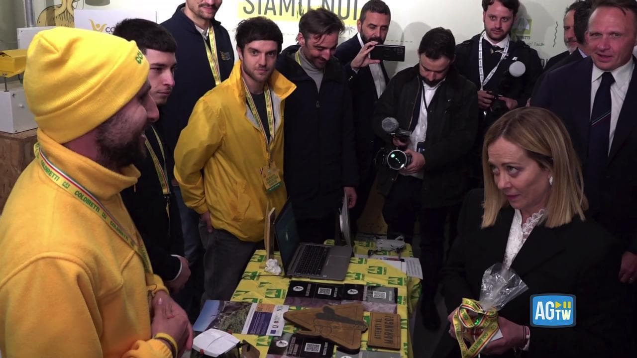 Roma, omaggio "dietetico" per Meloni allo stand di Coldiretti: «Se ingrasso poi te vengo a cercà»
