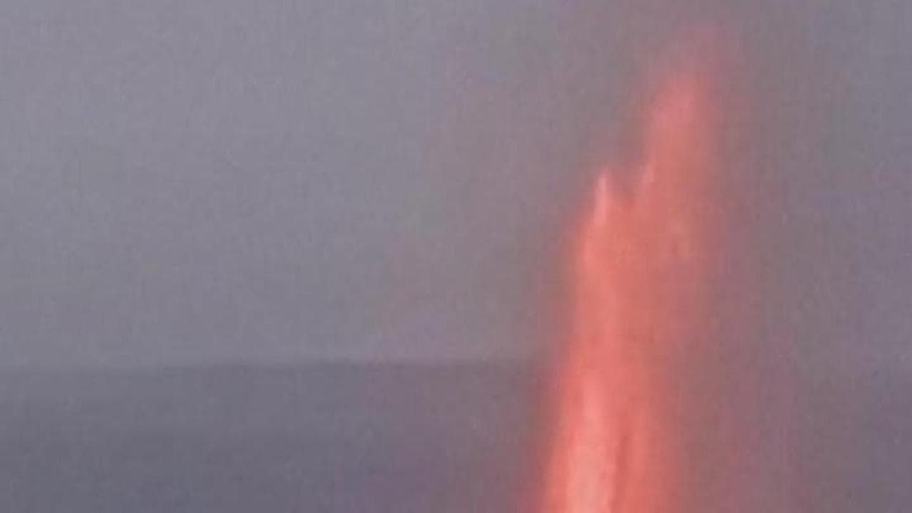 Hawaii: nuova eruzione del vulcano Kilauea, la colonna di lava è alta 180 metri