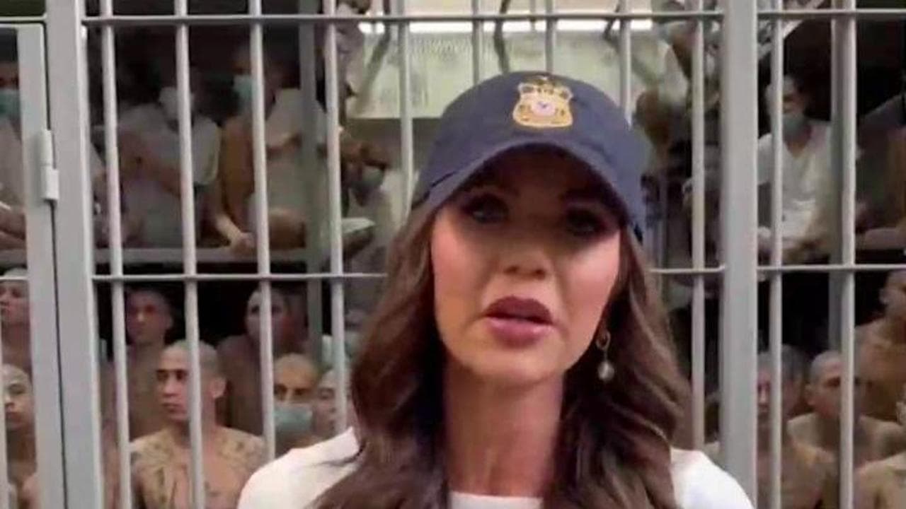"Ecco la fine dei terroristi nel nostro Paese": la segretaria Usa Noem mostra i migranti in carcere