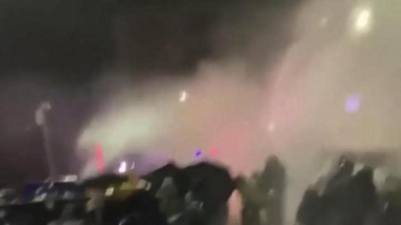 Turchia, cannoni ad acqua contro gli studenti durante le proteste anti Erdogan