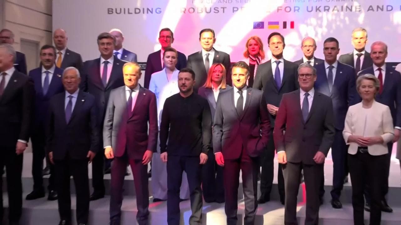 Ucraina, al via il vertice dei 'Volenterosi' a Parigi: l'arrivo di Zelensky e la foto di gruppo